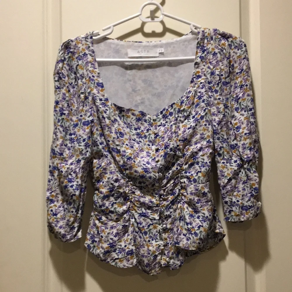 NWOT! ASTR womens ruched button down floral top puff 3/4 sleeves lined size XS